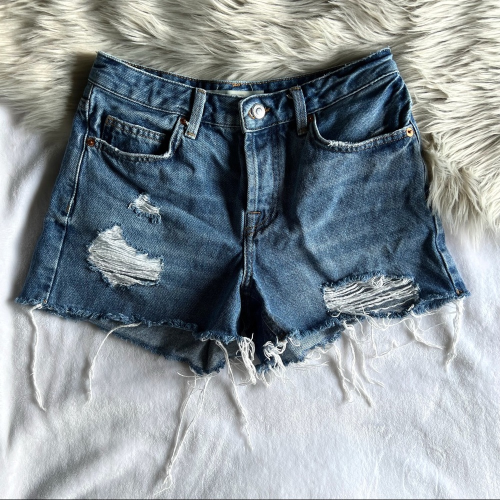 Topshop Ashley Medium Wash Distressed Moto Shorts size 2 Raw Hem EUC - Picture 1 of 6